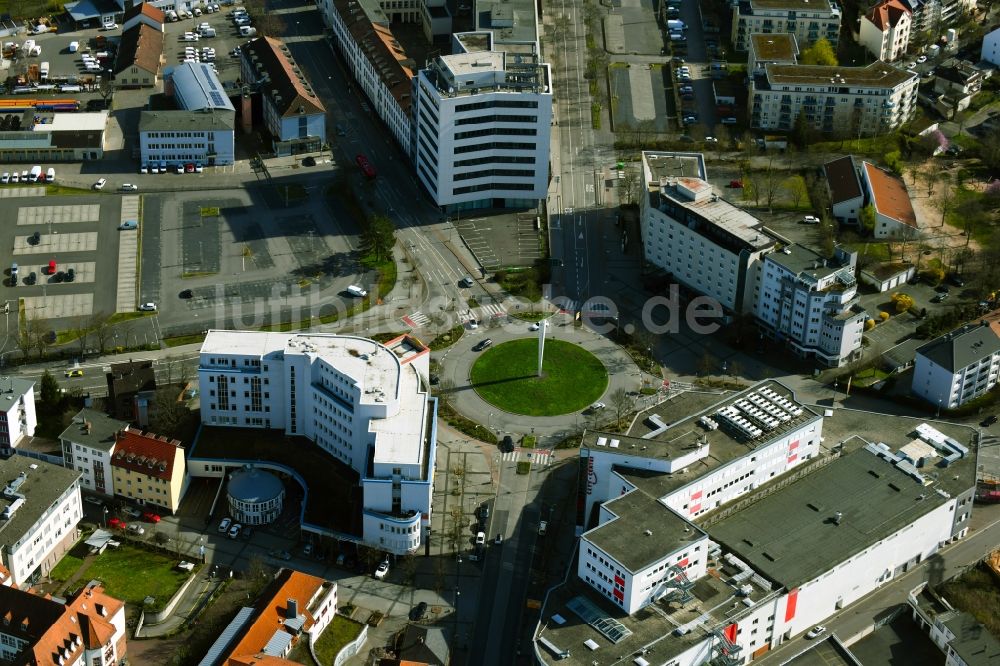 Hanau von oben - Kreisverkehr - Straßenverlauf Kurt-Blaum-Platz im Ortsteil Steinheim in Hanau im Bundesland Hessen, Deutschland