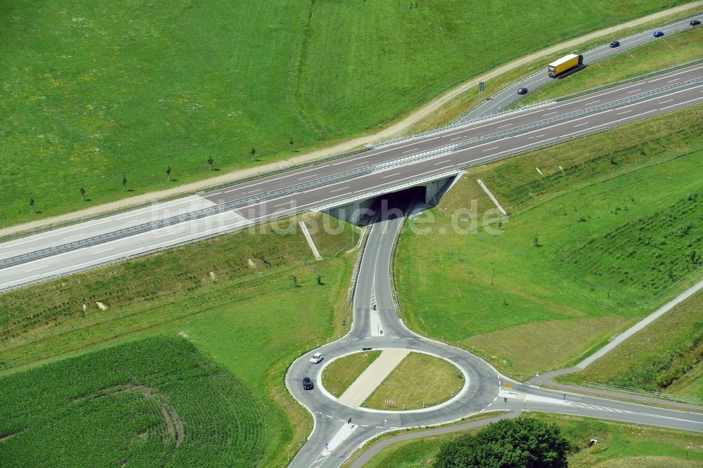 Karstädt von oben - Kreisverkehr - Straßenverlauf der Landesstraße L 13 zur Auffahrt der BAB A14 in Karstädt im Bundesland Brandenburg, Deutschland