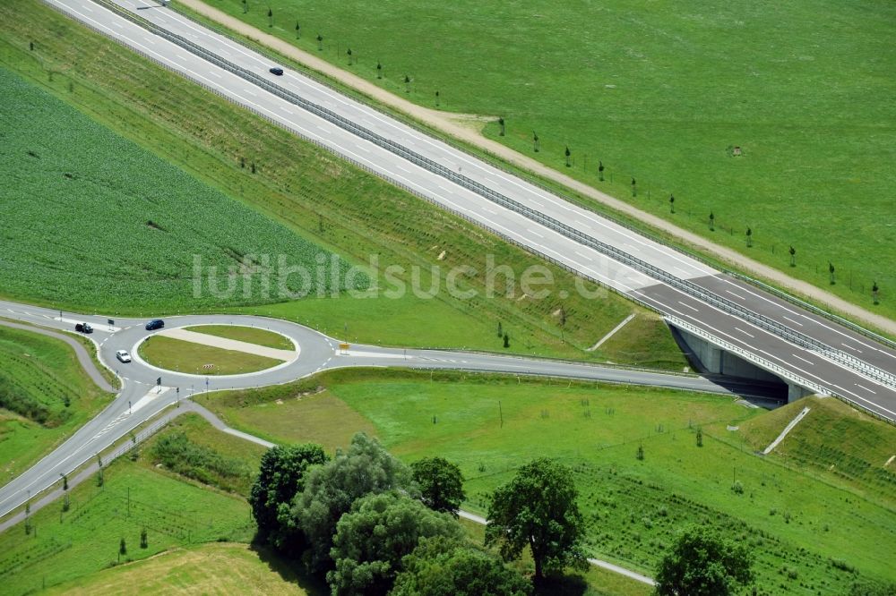 Karstädt aus der Vogelperspektive: Kreisverkehr - Straßenverlauf der Landesstraße L 13 zur Auffahrt der BAB A14 in Karstädt im Bundesland Brandenburg, Deutschland