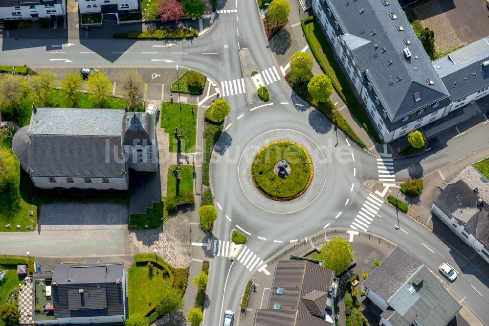 Luftaufnahme Brilon - Kreisverkehr - Straßenverlauf am Lindenweg - Steinweg in Brilon im Bundesland Nordrhein-Westfalen, Deutschland