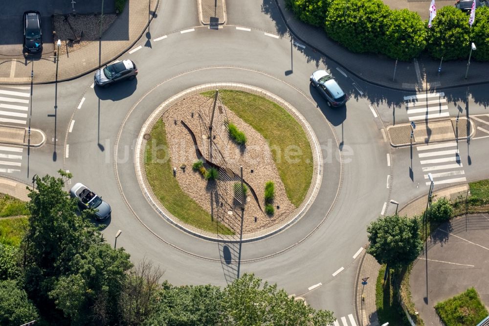 Luftaufnahme Duisburg - Kreisverkehr - Straßenverlauf der Max-Peters-Straße und Auf der Höhe in Duisburg im Bundesland Nordrhein-Westfalen