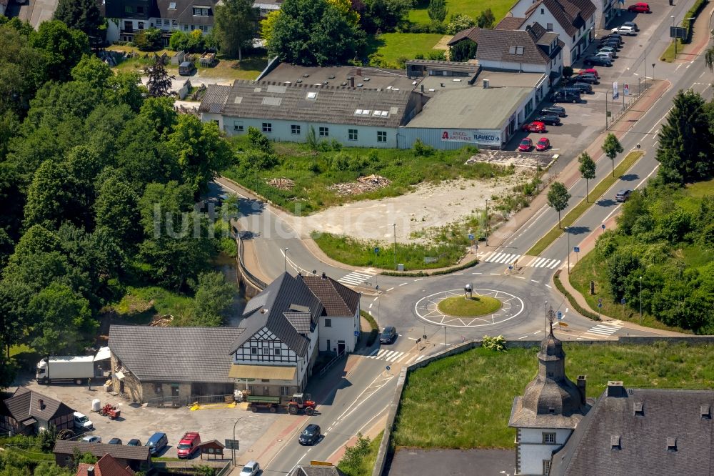 Warstein von oben - Kreisverkehr - Straßenverlauf der Möhnestraße (B516) und der St. Georg-Straße in Warstein im Bundesland Nordrhein-Westfalen