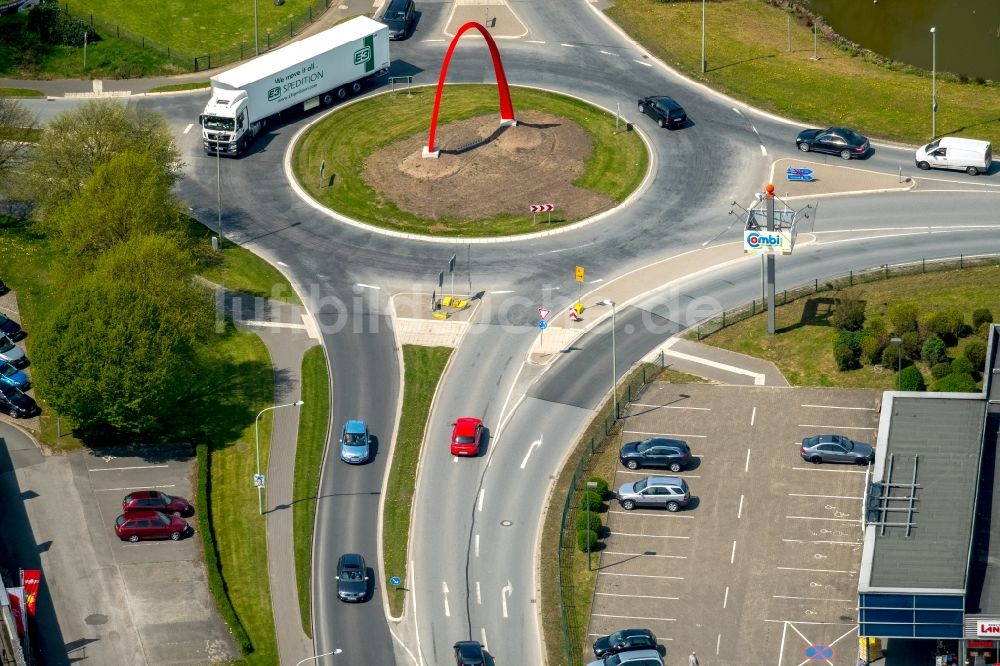 Brilon von oben - Kreisverkehr - Straßenverlauf Möhnestraße Ostring B7 - B480 in Brilon im Bundesland Nordrhein-Westfalen