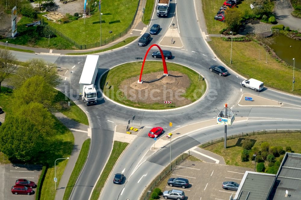 Brilon aus der Vogelperspektive: Kreisverkehr - Straßenverlauf Möhnestraße Ostring B7 - B480 in Brilon im Bundesland Nordrhein-Westfalen