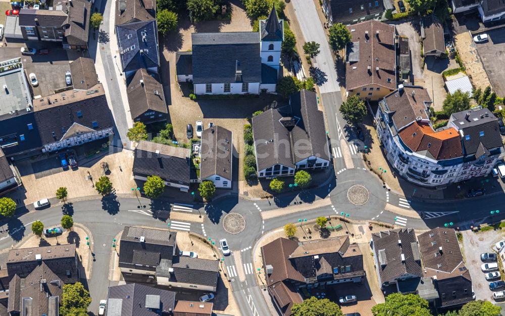 Luftbild Ennepetal - Kreisverkehr - Straßenverlauf an der Milsper Straße Ecke Lindenstraße in Ennepetal im Bundesland Nordrhein-Westfalen - NRW, Deutschland