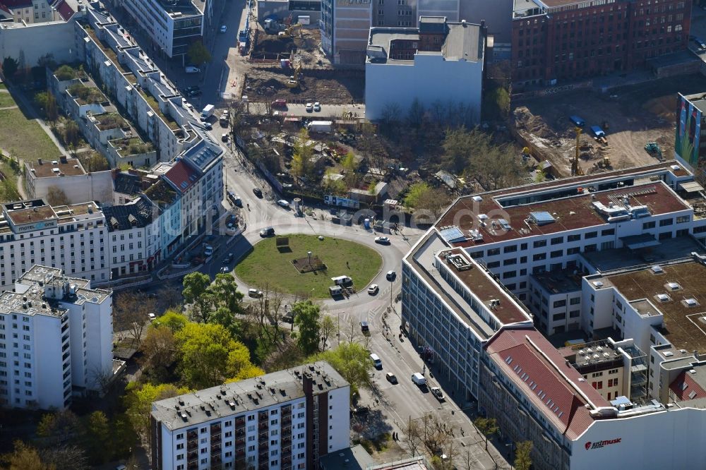 Luftbild Berlin - Kreisverkehr - Straßenverlauf am Moritzplatz im Ortsteil Kreuzberg in Berlin, Deutschland