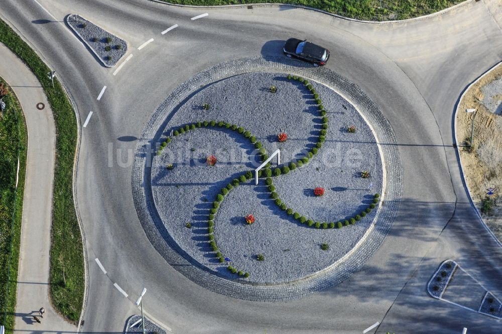 Mauern von oben - Kreisverkehr - Straßenverlauf Nandlstädter Straße in Mauern im Bundesland Bayern