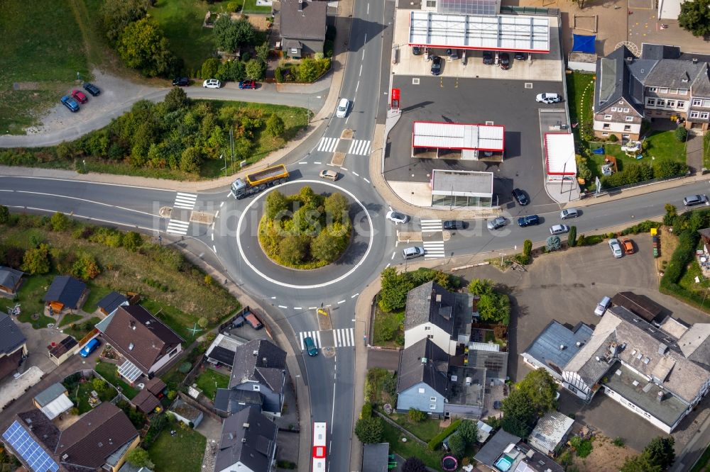 Netphen aus der Vogelperspektive: Kreisverkehr - Straßenverlauf in Netphen im Bundesland Nordrhein-Westfalen, Deutschland