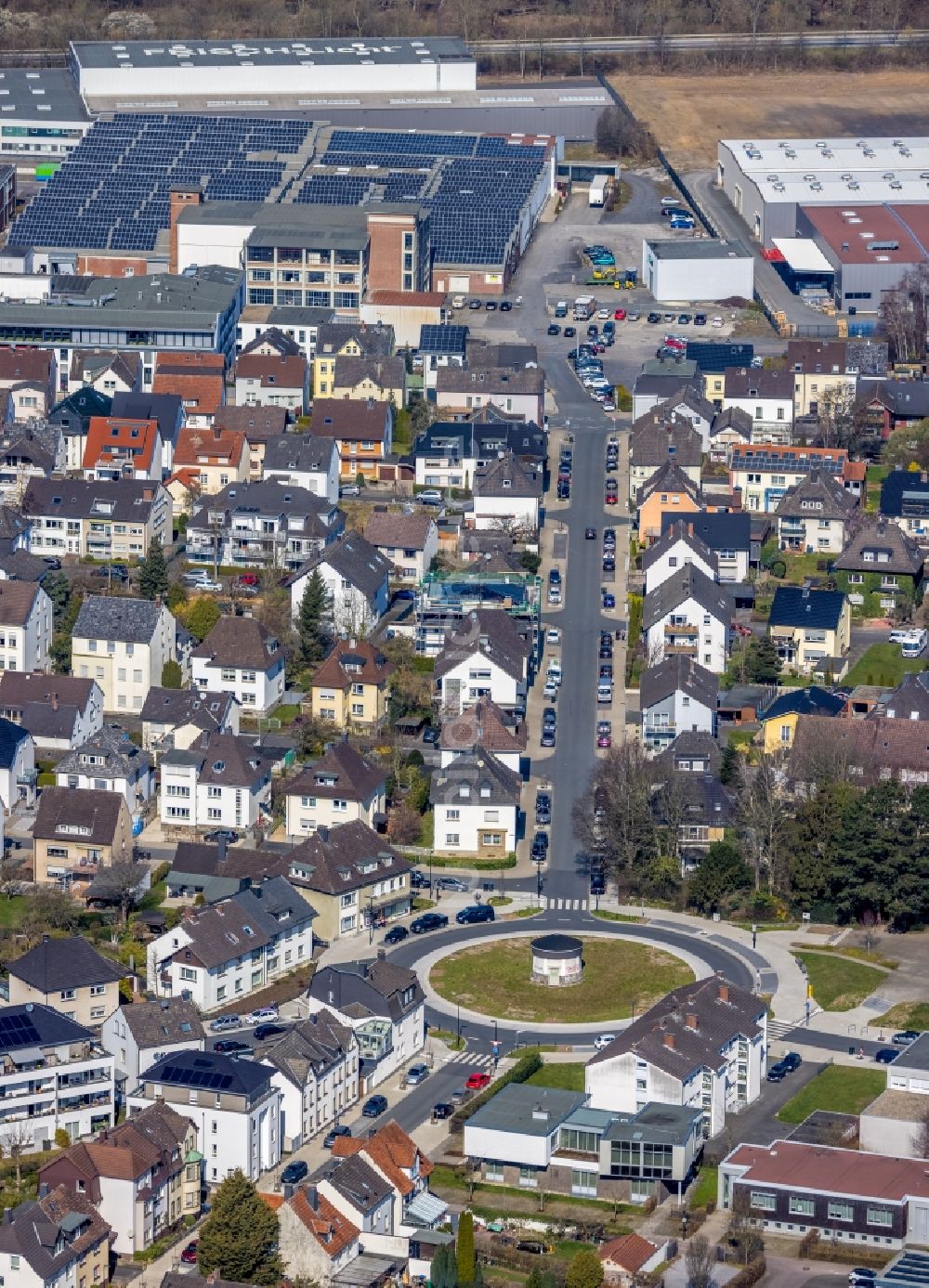 Luftaufnahme Arnsberg - Kreisverkehr - Straßenverlauf am Pfarrer-Leo-Reiners-Platz entlang der Ordensmeisterstraße in Arnsberg im Bundesland Nordrhein-Westfalen, Deutschland