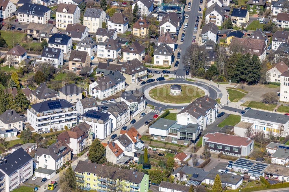 Arnsberg von oben - Kreisverkehr - Straßenverlauf am Pfarrer-Leo-Reiners-Platz entlang der Ordensmeisterstraße in Arnsberg im Bundesland Nordrhein-Westfalen, Deutschland