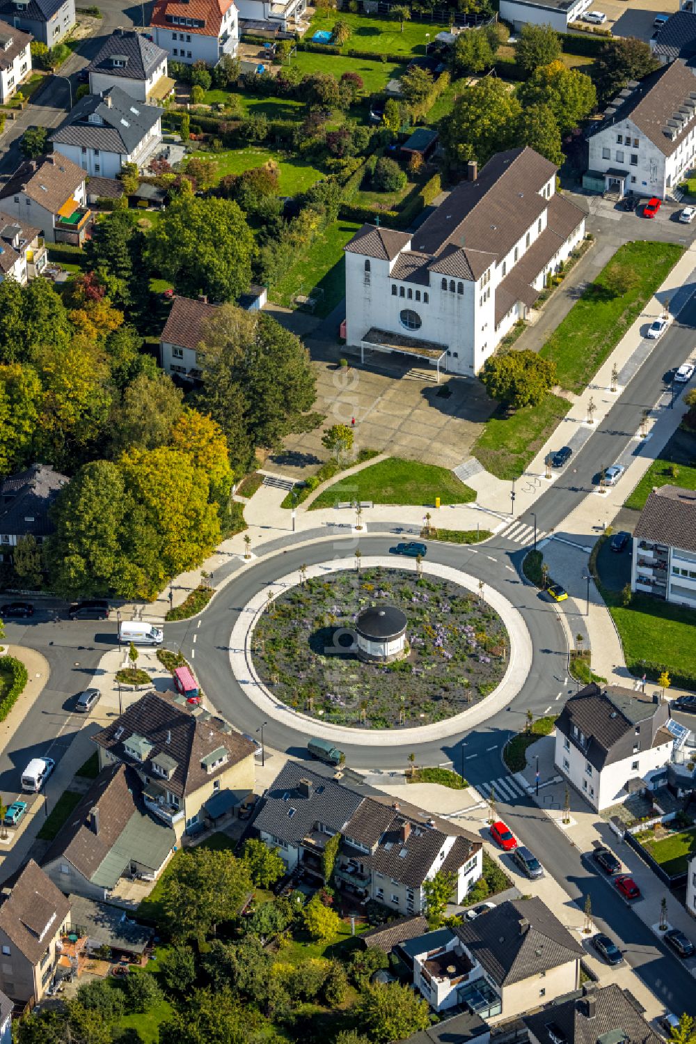 Arnsberg von oben - Kreisverkehr - Straßenverlauf am Pfarrer-Leo-Reiners-Platz entlang der Ordensmeisterstraße in Arnsberg im Bundesland Nordrhein-Westfalen, Deutschland