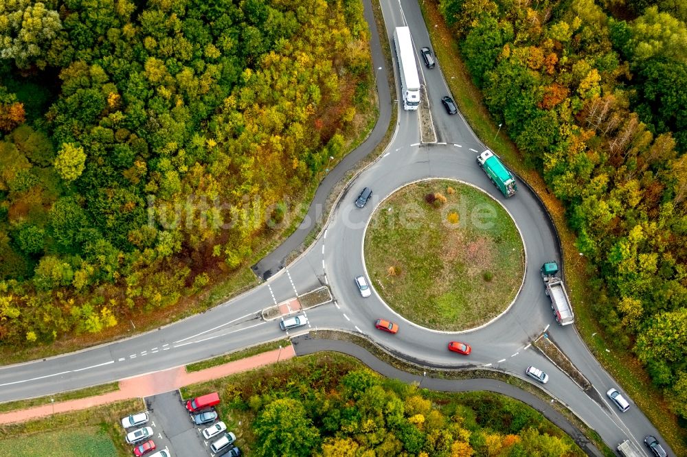 Bönen aus der Vogelperspektive: Kreisverkehr - Straßenverlauf Rhynerner Straße in Bönen im Bundesland Nordrhein-Westfalen, Deutschland