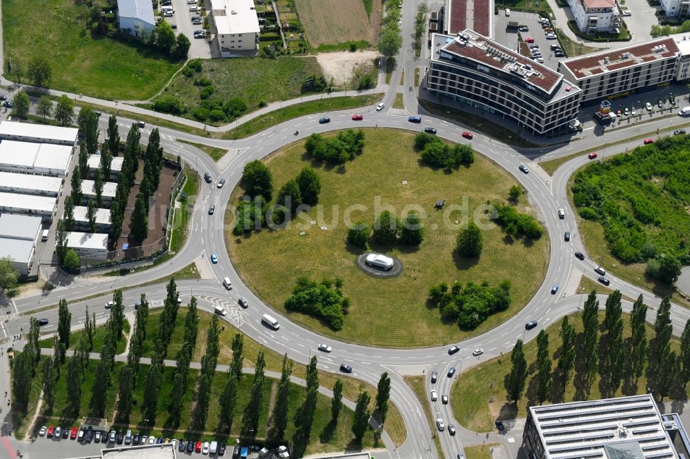 Ingolstadt aus der Vogelperspektive: Kreisverkehr - Straßenverlauf der Richard-Wagner-Straße - Bei der Hollerstaude - Levelingstraße - Friedrichshofener Straße in Ingolstadt im Bundesland Bayern, Deutschland