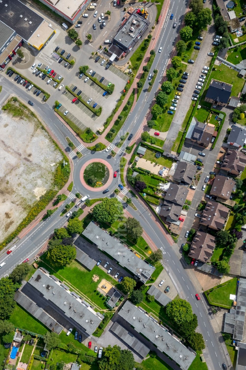 Luftaufnahme Gladbeck - Kreisverkehr - Straßenverlauf an der Rockwool Straße - Kampstraße in Gladbeck im Bundesland Nordrhein-Westfalen - NRW, Deutschland