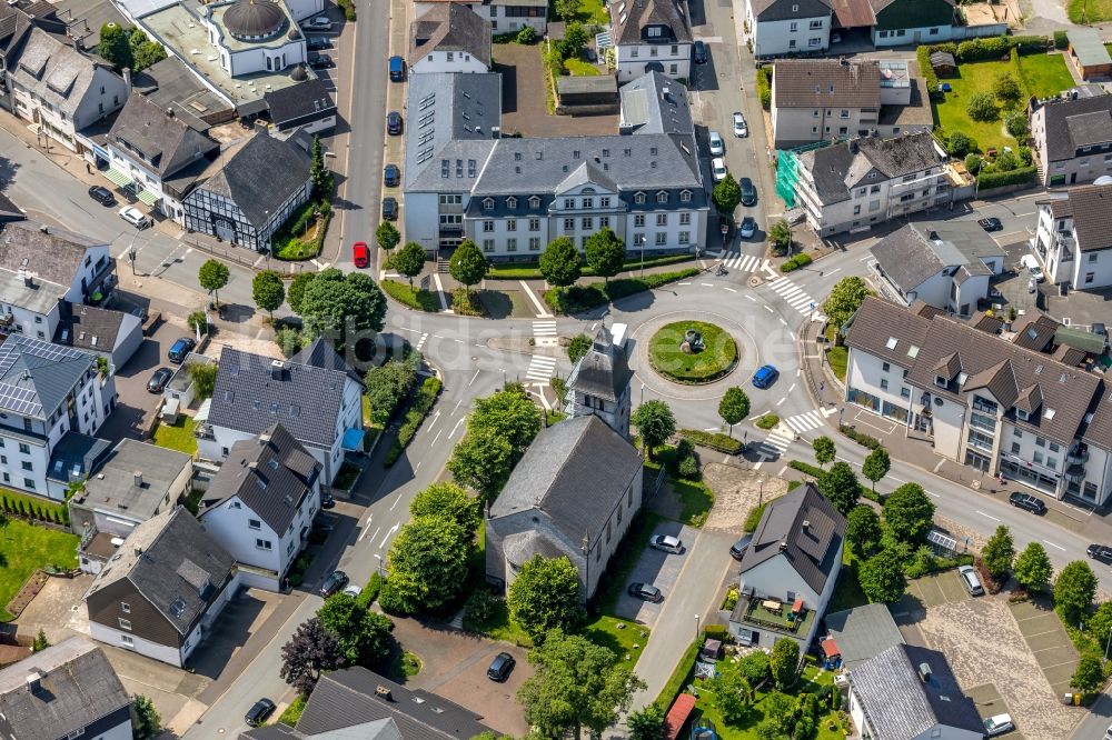 Brilon von oben - Kreisverkehr - Straßenverlauf Scharfenberger Straße - Lindenweg - Steinweg - Kreuziger Mauer in Brilon im Bundesland Nordrhein-Westfalen, Deutschland