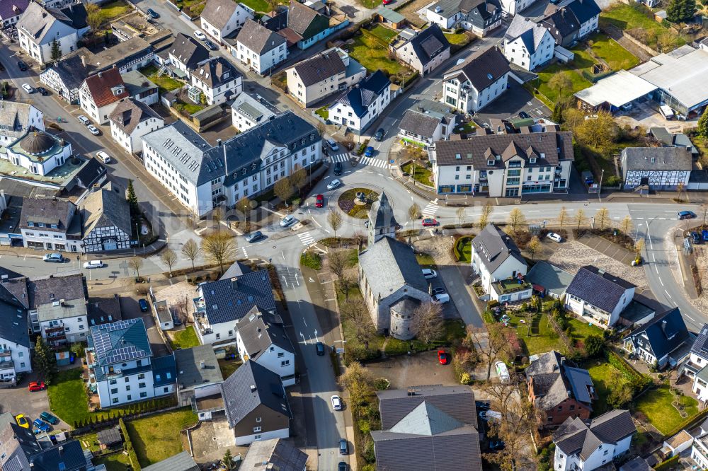 Brilon von oben - Kreisverkehr - Straßenverlauf Scharfenberger Straße - Lindenweg - Steinweg - Kreuziger Mauer in Brilon im Bundesland Nordrhein-Westfalen, Deutschland