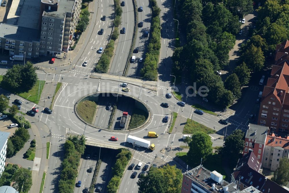 Kiel aus der Vogelperspektive: Kreisverkehr - Straßenverlauf Schnellstraße B76 Ecke Hamburger Chaussee in Kiel im Bundesland Schleswig-Holstein