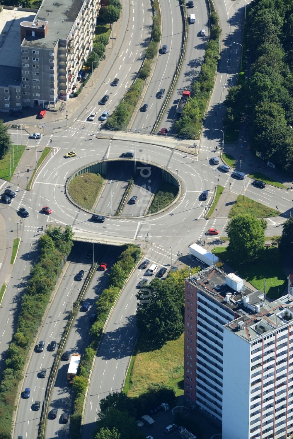 Luftaufnahme Kiel - Kreisverkehr - Straßenverlauf Schnellstraße B76 Ecke Hamburger Chaussee in Kiel im Bundesland Schleswig-Holstein