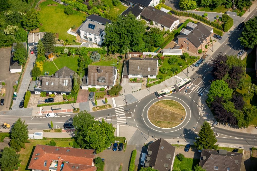 Bochum aus der Vogelperspektive: Kreisverkehr - Straßenverlauf Schützenstraße und Engelsburger Straße im Ortsteil Wattenscheid in Bochum im Bundesland Nordrhein-Westfalen, Deutschland