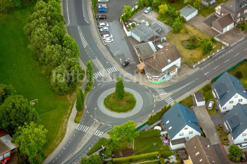 Bergkamen von oben - Kreisverkehr - Straßenverlauf Schulstraße und Gedächtnisstraße im Ortsteil Weddinghofen in Bergkamen im Bundesland Nordrhein-Westfalen, Deutschland