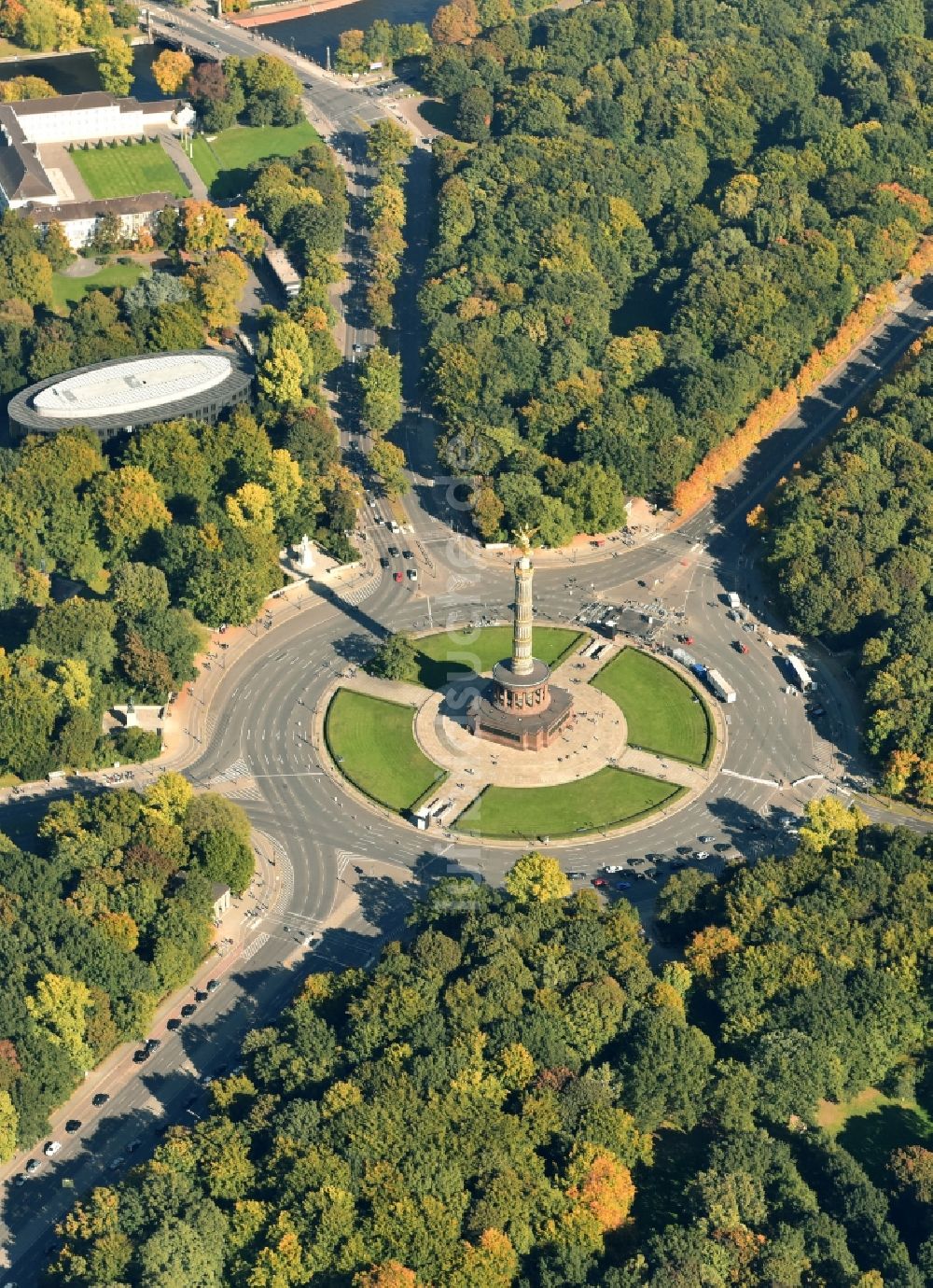 Luftaufnahme Berlin - Kreisverkehr - Straßenverlauf an der Siegessäule - Großer Stern im Parkgelände des Tiergartens in Berlin