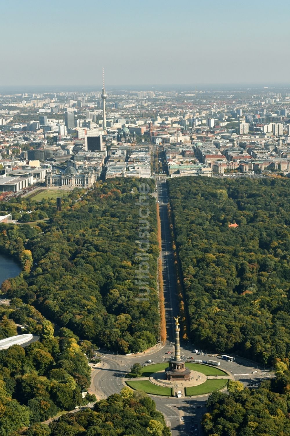 Berlin aus der Vogelperspektive: Kreisverkehr - Straßenverlauf an der Siegessäule - Großer Stern im Parkgelände des Tiergartens in Berlin