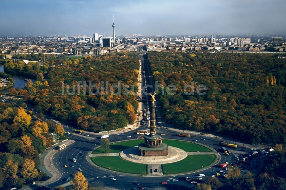 Berlin von oben - Kreisverkehr - Straßenverlauf an der Siegessäule - Großer Stern im Parkgelände des Tiergartens in Berlin