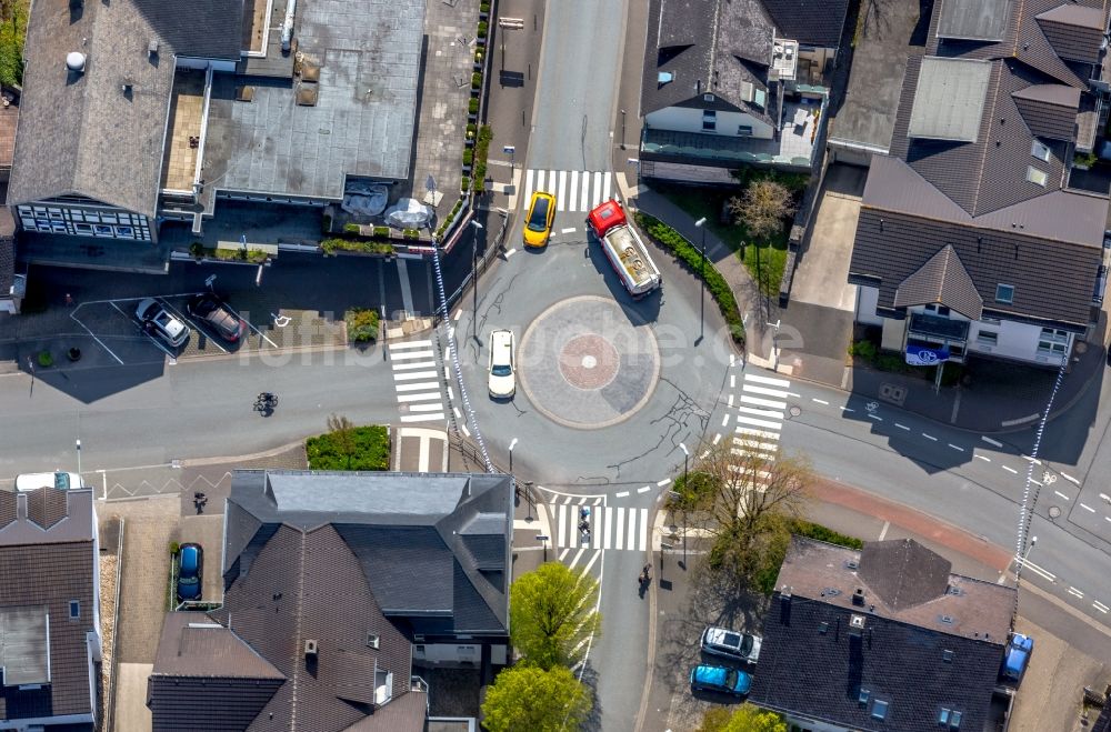 Luftbild Brilon - Kreisverkehr - Straßenverlauf an der Strackestraße - Obere Mauer in Brilon im Bundesland Nordrhein-Westfalen, Deutschland