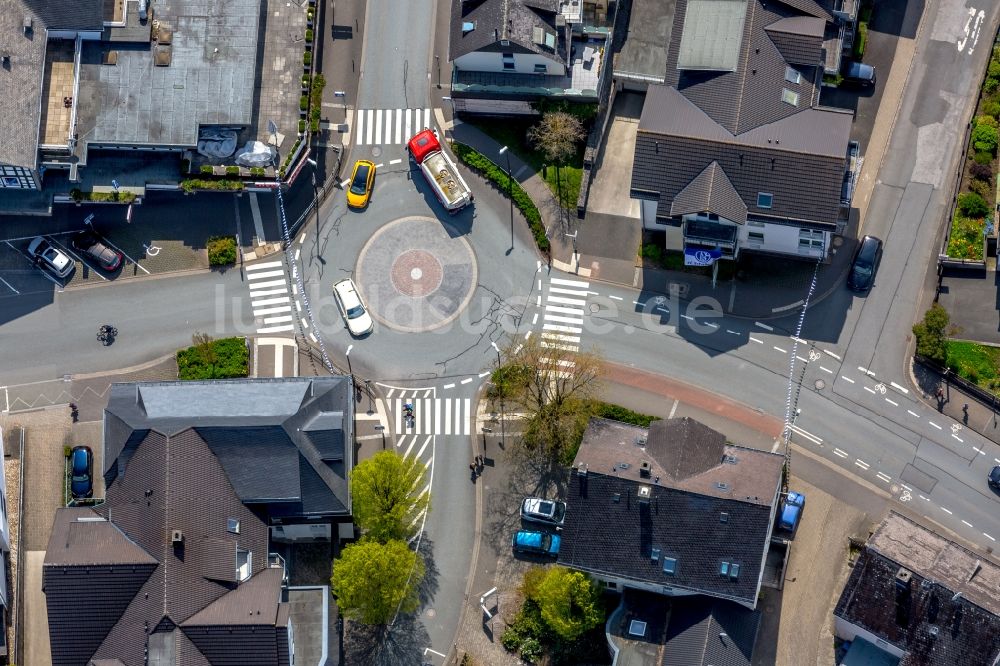 Luftaufnahme Brilon - Kreisverkehr - Straßenverlauf an der Strackestraße - Obere Mauer in Brilon im Bundesland Nordrhein-Westfalen, Deutschland