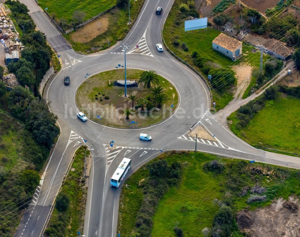 Luftaufnahme Capdepera - Kreisverkehr - Straßenverlauf der Straßen Ma-15 - Carrer Nord - Carrer Major in Capdepera in Balearische Insel Mallorca, Spanien