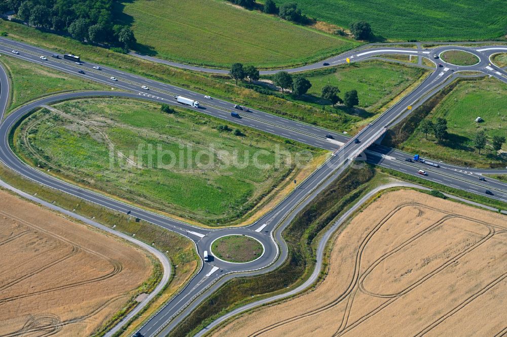 Marggraffshof von oben - Kreisverkehr - Straßenverlauf an den Straßen L40 - L77 in Marggraffshof im Bundesland Brandenburg, Deutschland