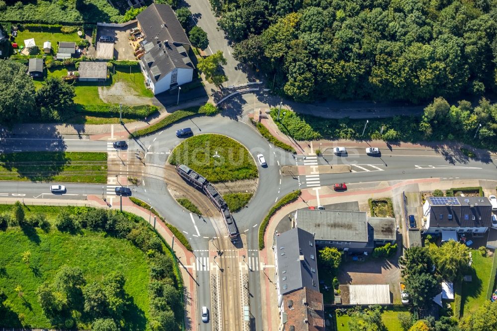 Herne von oben - Kreisverkehr - Straßenverlauf mit einer Straßenbahnlinie entlang der Magdeburger Str. in Herne im Bundesland Nordrhein-Westfalen, Deutschland