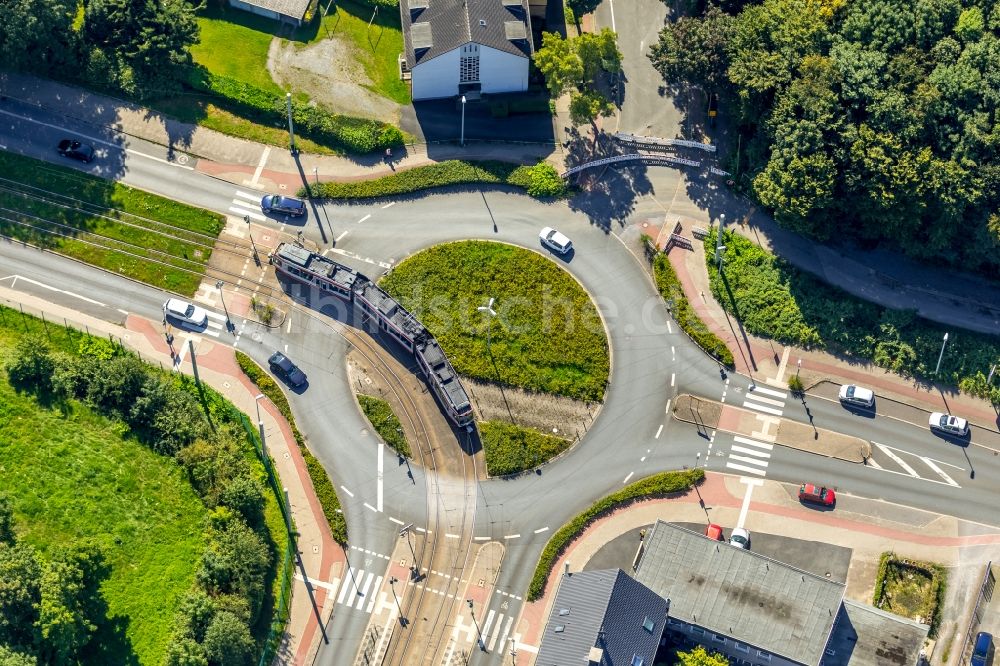 Herne aus der Vogelperspektive: Kreisverkehr - Straßenverlauf mit einer Straßenbahnlinie entlang der Magdeburger Str. in Herne im Bundesland Nordrhein-Westfalen, Deutschland