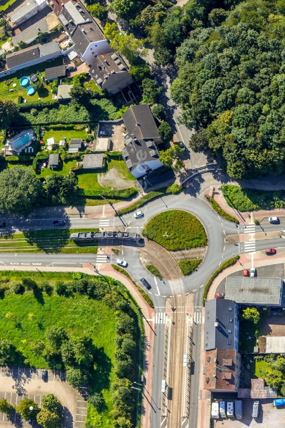 Luftbild Herne - Kreisverkehr - Straßenverlauf mit einer Straßenbahnlinie entlang der Magdeburger Str. in Herne im Bundesland Nordrhein-Westfalen, Deutschland