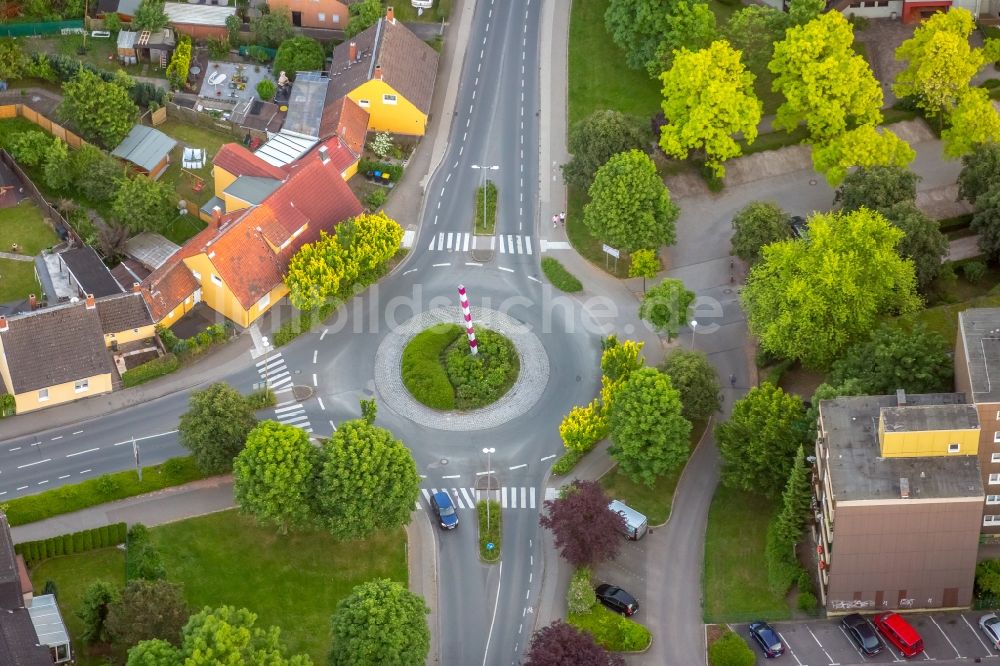 Luftaufnahme Bergkamen - Kreisverkehr - Straßenverlauf der Töddinghauser Straße und Hubert - Biernat - Straße in Bergkamen im Bundesland Nordrhein-Westfalen