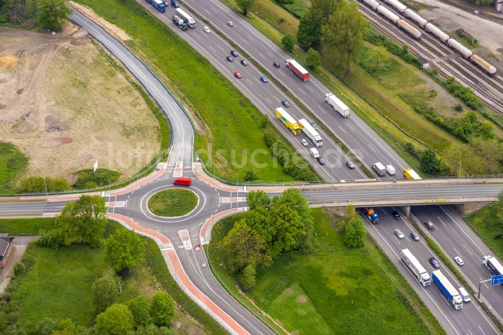 Luftbild Oberhausen - Kreisverkehr - Straßenverlauf der Weißensteinstraße im Ortsteil Weierheide in Oberhausen im Bundesland Nordrhein-Westfalen, Deutschland