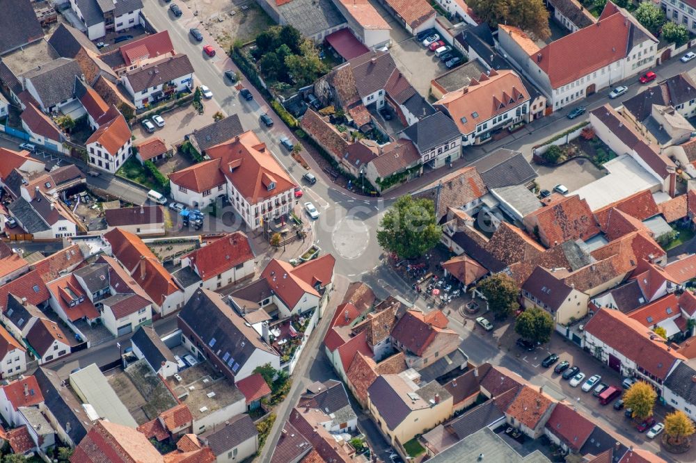 Luftbild Weisenheim am Sand - Kreisverkehr - Straßenverlauf der Dr. Welte Straße in Weisenheim am Sand im Bundesland Rheinland-Pfalz, Deutschland