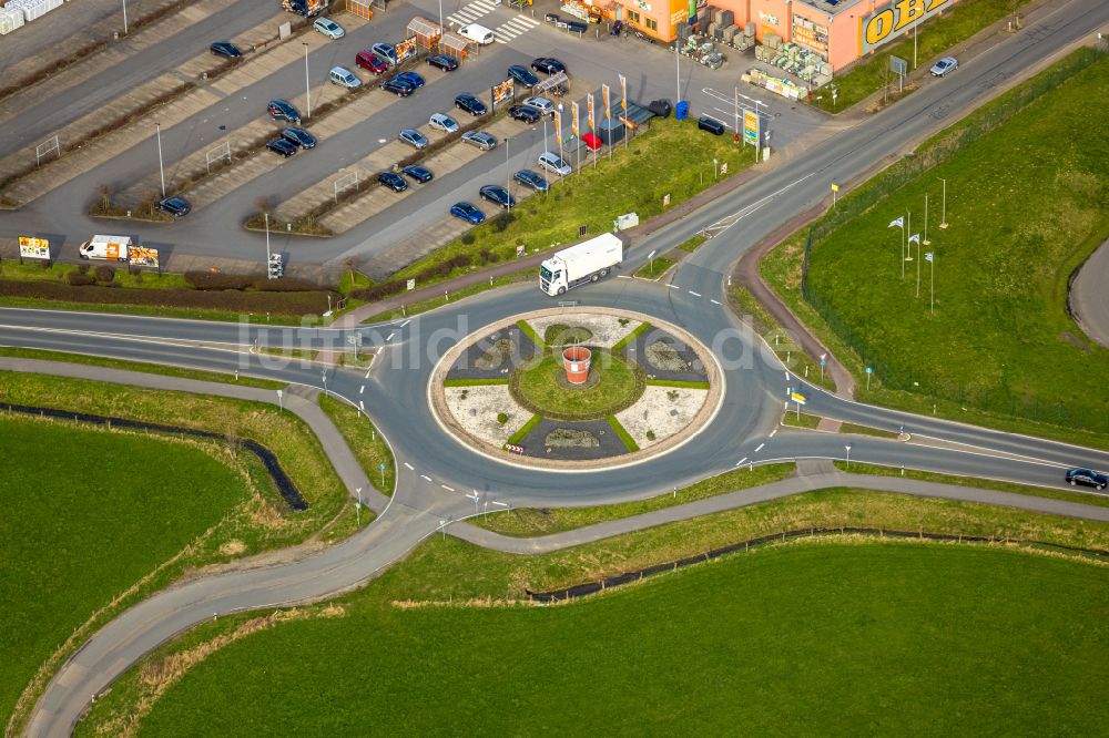 Luftaufnahme Emmerich am Rhein - Kreisverkehr - Straßenverlauf Weseler Straße - Budberger Straße im Ortsteil Klein-Netterden in Emmerich am Rhein im Bundesland Nordrhein-Westfalen, Deutschland