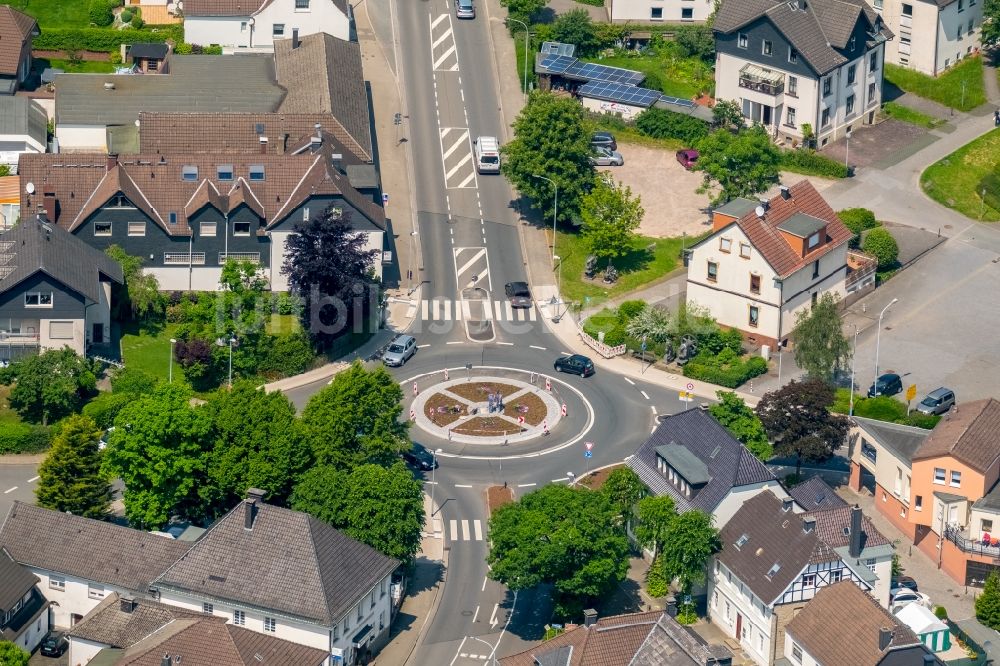 Breckerfeld aus der Vogelperspektive: Kreisverkehr - Straßenverlauf Westring - Frankfurter Straße - Prioreier Straße in Breckerfeld im Bundesland Nordrhein-Westfalen, Deutschland