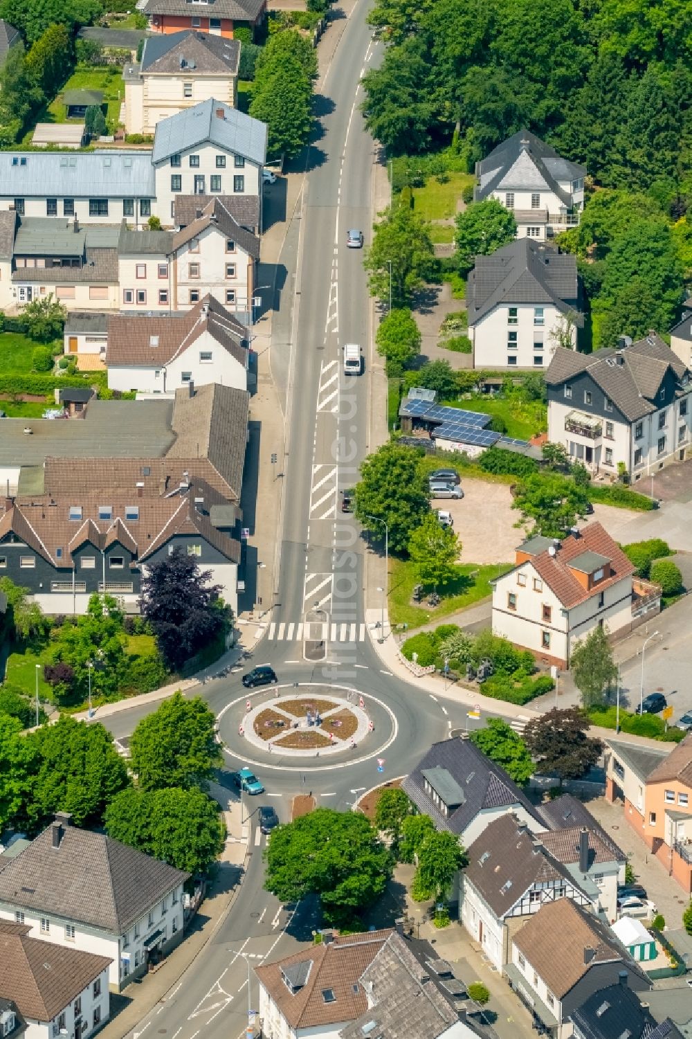 Luftaufnahme Breckerfeld - Kreisverkehr - Straßenverlauf Westring - Frankfurter Straße - Prioreier Straße in Breckerfeld im Bundesland Nordrhein-Westfalen, Deutschland