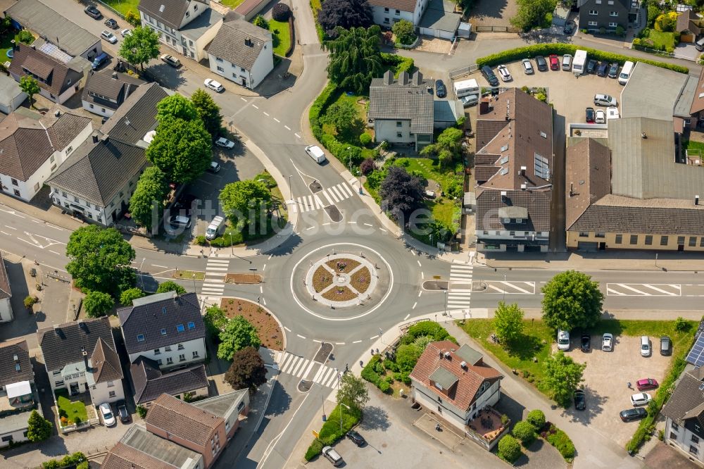 Breckerfeld aus der Vogelperspektive: Kreisverkehr - Straßenverlauf Westring - Frankfurter Straße - Prioreier Straße in Breckerfeld im Bundesland Nordrhein-Westfalen, Deutschland