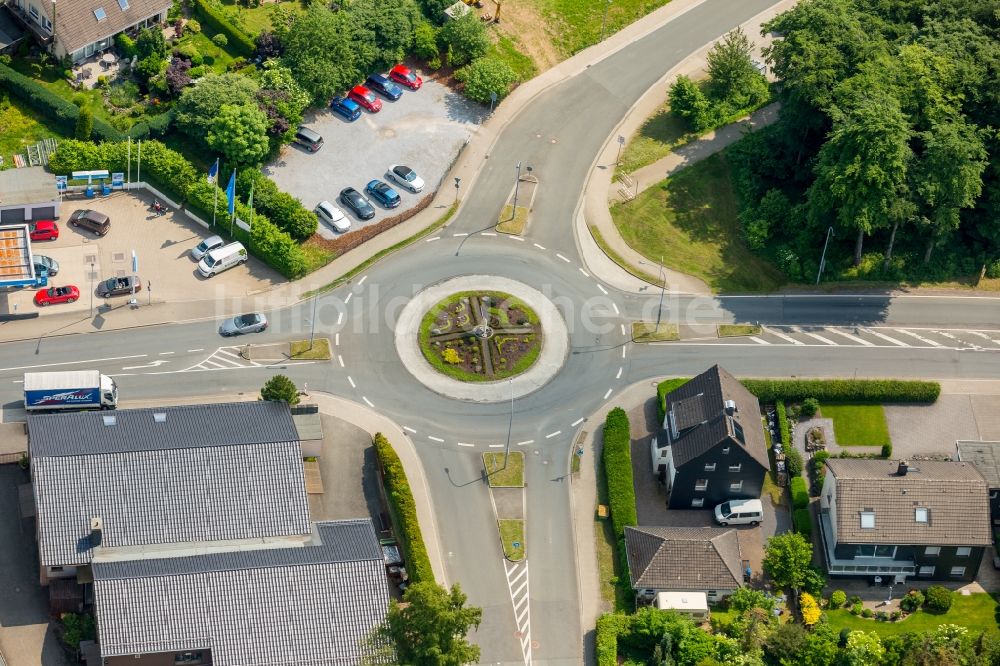 Breckerfeld von oben - Kreisverkehr - Straßenverlauf Westring - Frankfurter Straße - Prioreier Straße in Breckerfeld im Bundesland Nordrhein-Westfalen, Deutschland