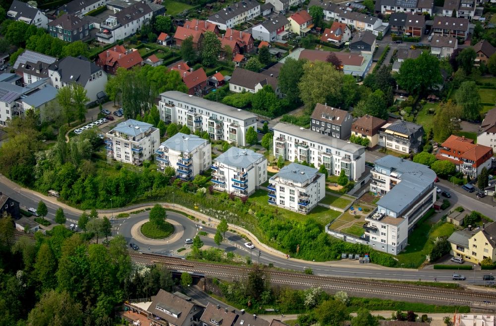 Luftbild Gevelsberg - Kreisverkehr - Straßenverlauf an einer Wohnsiedlung mit Mehrfamilienhäusern und Bahngleisen in Gevelsberg im Bundesland Nordrhein-Westfalen