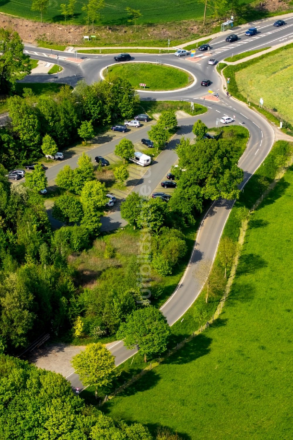 Hagen von oben - Kreisverkehr - Straßenverlauf Zur Hünenpforte im Osten von Hagen im Bundesland Nordrhein-Westfalen