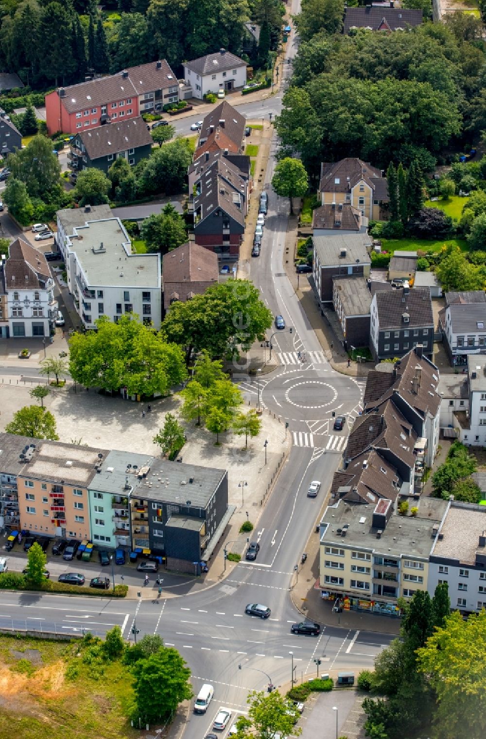 Heiligenhaus aus der Vogelperspektive: Kreisverkehr - Straßenverlauf zwischen Kettwiger Straße und Hauptstraße in Heiligenhaus im Bundesland Nordrhein-Westfalen