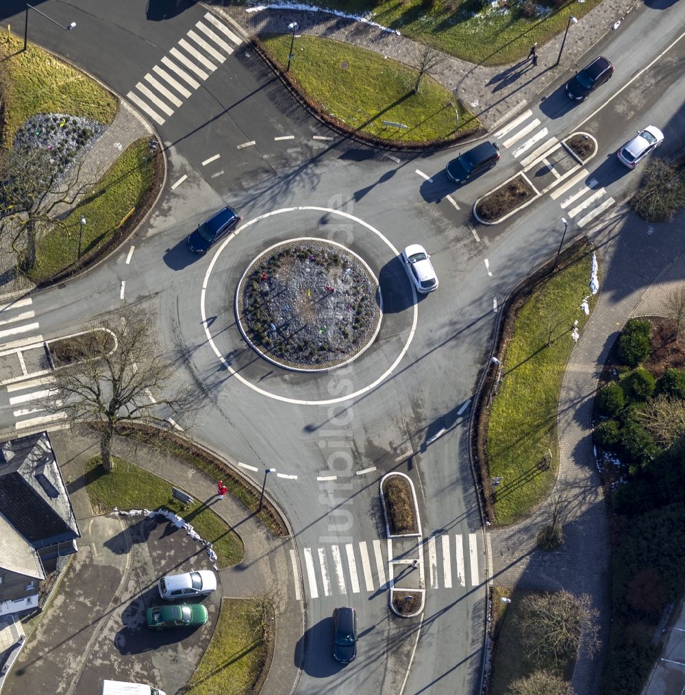 Schmallenberg aus der Vogelperspektive: Kreisverkehr mit Zebrastreifen an der Wormbacher Straße - Bahnhofstraße - Oststraße in Schmallenberg im Ruhrgebiet im Bundesland Nordrhein-Westfalen NRW