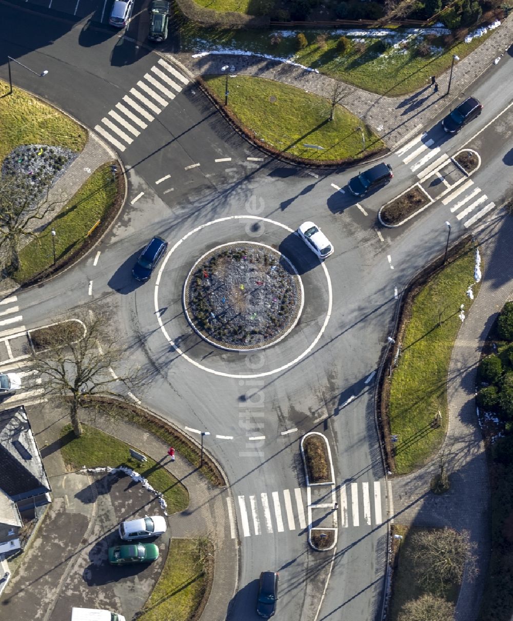 Luftbild Schmallenberg - Kreisverkehr mit Zebrastreifen an der Wormbacher Straße - Bahnhofstraße - Oststraße in Schmallenberg im Ruhrgebiet im Bundesland Nordrhein-Westfalen NRW