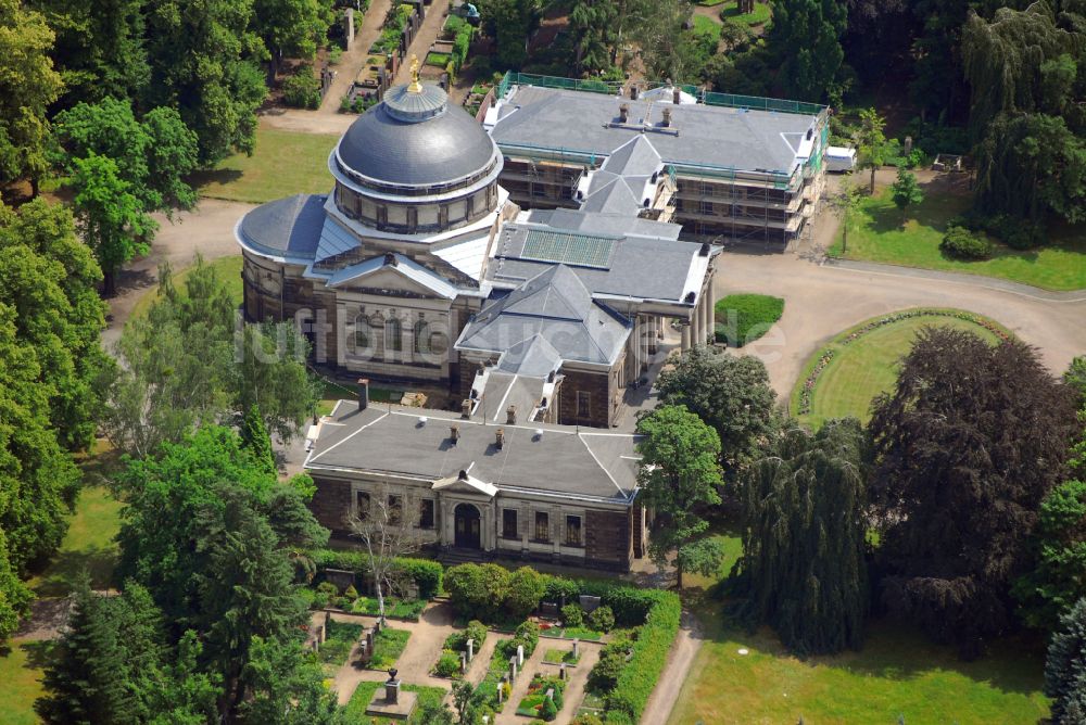 Dresden von oben - Krematorium und Trauerhalle zur Beisetzung auf dem Gelände des Friedhofes Johannisfriedhof im Ortsteil Tolkewitz in Dresden im Bundesland Sachsen, Deutschland