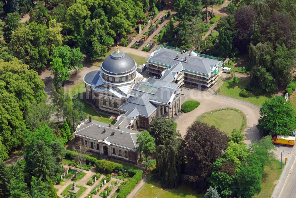 Dresden aus der Vogelperspektive: Krematorium und Trauerhalle zur Beisetzung auf dem Gelände des Friedhofes Johannisfriedhof im Ortsteil Tolkewitz in Dresden im Bundesland Sachsen, Deutschland