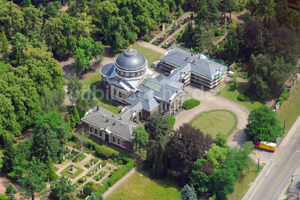 Luftbild Dresden - Krematorium und Trauerhalle zur Beisetzung auf dem Gelände des Friedhofes Johannisfriedhof im Ortsteil Tolkewitz in Dresden im Bundesland Sachsen, Deutschland